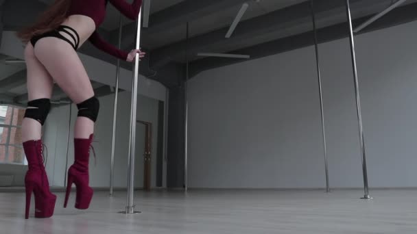 Svůdná žena tančí u tyče ve studiu — Stock video