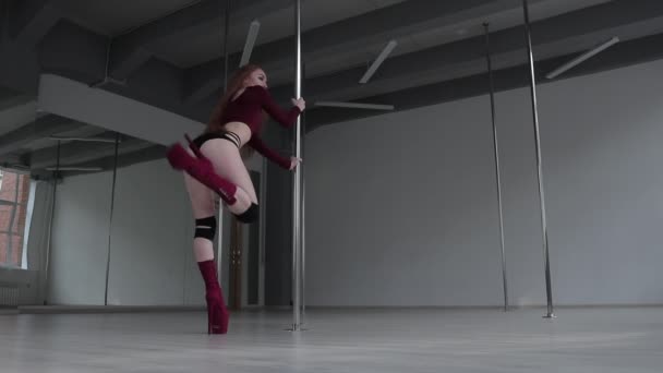 Uwodzicielska kobieta tańcząca na rurze w studio — Wideo stockowe