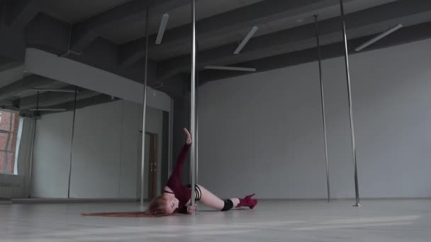 Förförisk kvinna gör pole dance i studio — Stockvideo