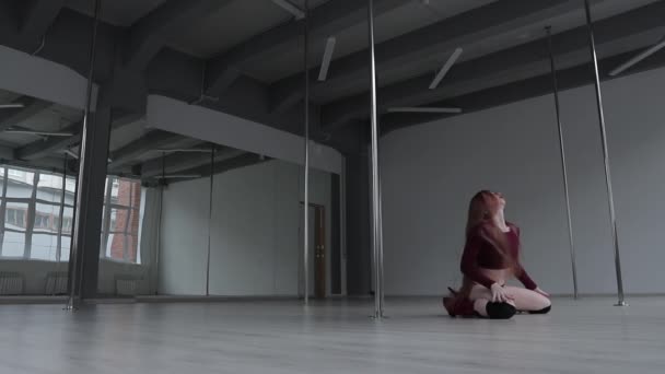 Förförisk kvinna gör pole dance i studio — Stockvideo