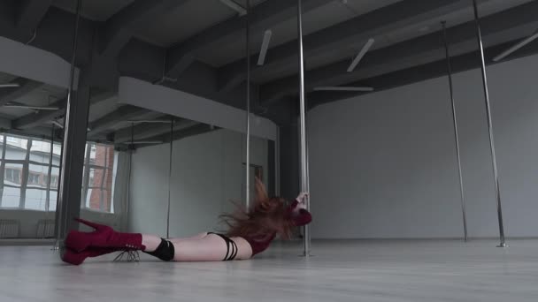 Förförisk kvinna gör pole dance i studio — Stockvideo