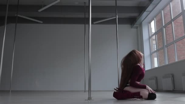 Uwodzicielska kobieta tańcząca na rurze w studio — Wideo stockowe