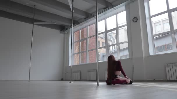 Förförisk kvinna gör pole dance i studio — Stockvideo