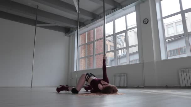 Seductive female doing pole dance in studio — Stock Video