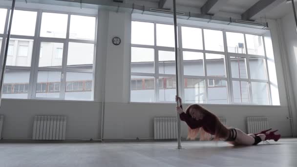 Femme séduisante faisant pole dance en studio — Video