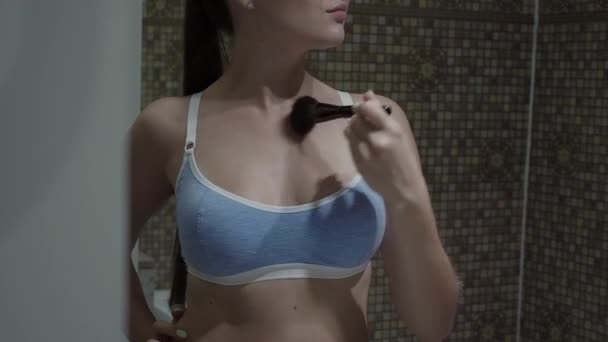 Невпізнавана дама в нижній білизні позує у ванній — стокове відео