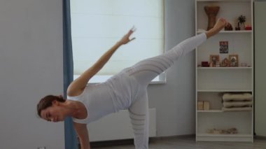 Stüdyoda yoga yapan genç bir kadın