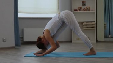 Stüdyoda yoga yapan genç bir kadın