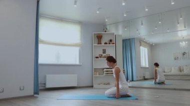 Stüdyoda yoga yapan genç bir kadın