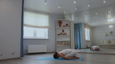 Stüdyoda yoga yapan genç bir kadın