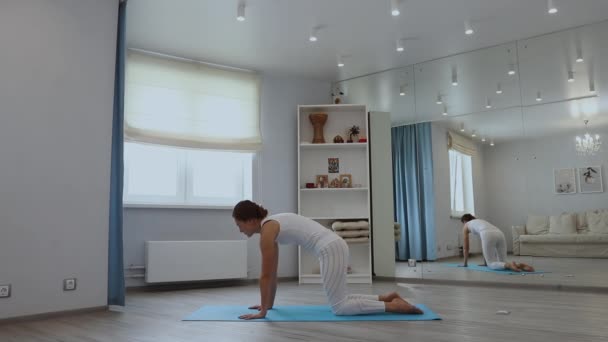 Boso kobieta praktykująca jogę na podłodze — Wideo stockowe