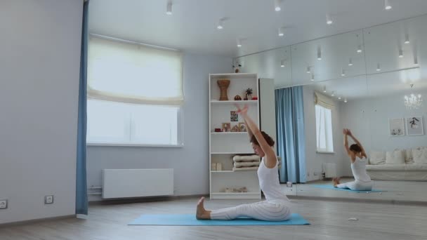 Mujer joven practicando yoga en estudio — Vídeos de Stock