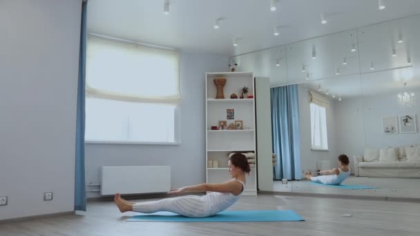 Mujer descalza practicando yoga en el suelo — Vídeo de stock