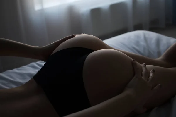 Вид Ззаду Тонка Сексуальна Оголена Жінка Трусиках Лежить Ліжку Кімнаті — стокове фото