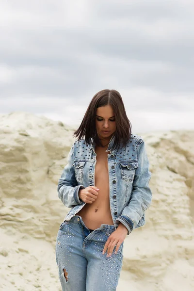 Modelo Feminino Atraente Jeans Olhando Para Câmera Cobrindo Peito Com — Fotografia de Stock