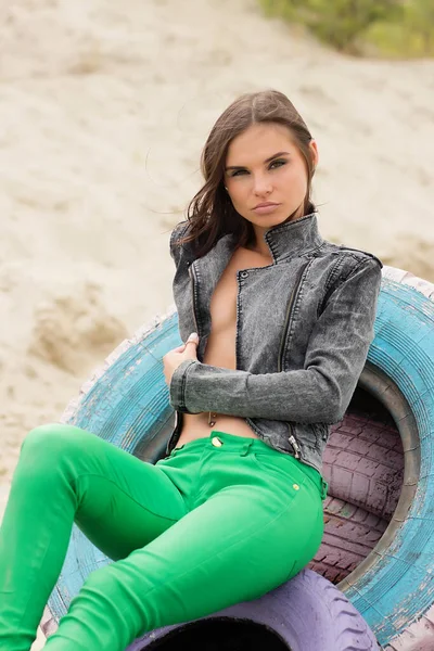 Sensual Mujer Delgada Chaqueta Moda Pantalones Verdes Tocando Pelo Mirando —  Fotos de Stock