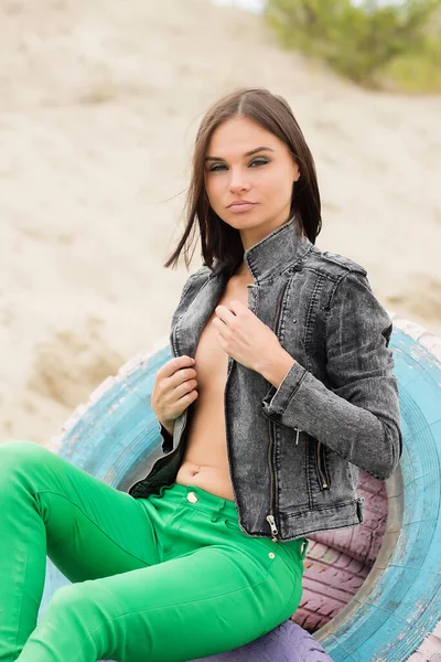 Sinnliche Schlanke Frau Schicker Jacke Und Grüner Hose Die Strand — Stockfoto