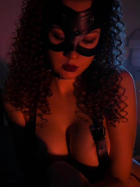 Hoge Hoek Van Sensuele Topless Krullend Haar Brunette Zwart Masker — Stockfoto