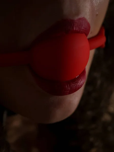 Cinsel Bdsm Rol Oyunu Sırasında Kırmızı Dudaklı Ağzında Kırmızı Top — Stok fotoğraf