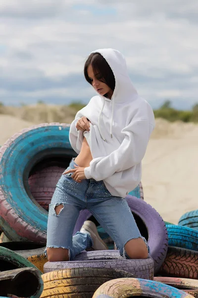 Junge Frau Trendigen Outfit Blickt Die Kamera Und Berührt Bauch — Stockfoto