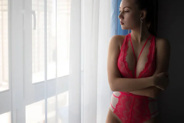 Mulher Irreconhecível Com Corpo Perfeito Lingerie Renda Vermelha Sexy Quarto — Fotografia de Stock