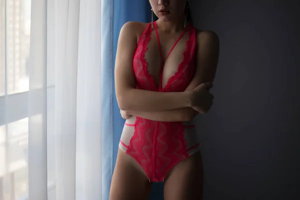 Femme Méconnaissable Avec Corps Parfait Lingerie Sexy Dentelle Rouge Debout — Photo