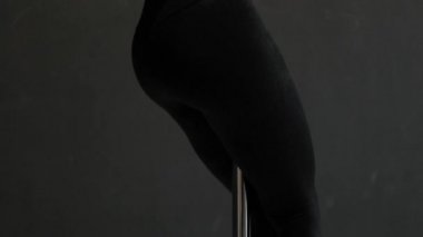 Stüdyoda erotik dans eden zinde bir kadın.