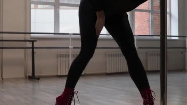 Stüdyoda erotik dans eden zinde bir kadın.