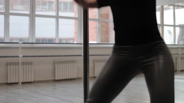 Passar kvinna dansar erotisk dans i studio — Stockvideo