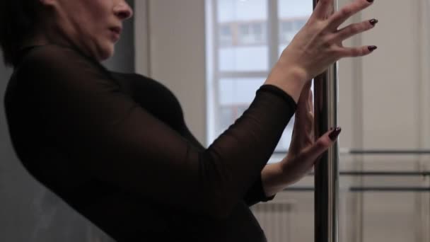 Flexible woman dancing on pole in studio — Stock Video