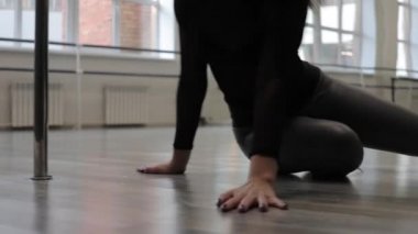 Stüdyoda erotik dans eden zinde bir kadın.