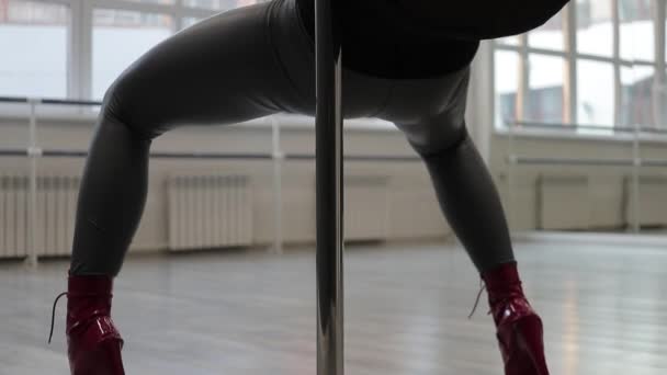 Flexible Frau tanzt auf Stange im Studio — Stockvideo