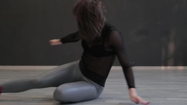 ผู้หญิงยืดหยุ่นเต้นบนเสาในสตูดิโอ — วีดีโอสต็อก