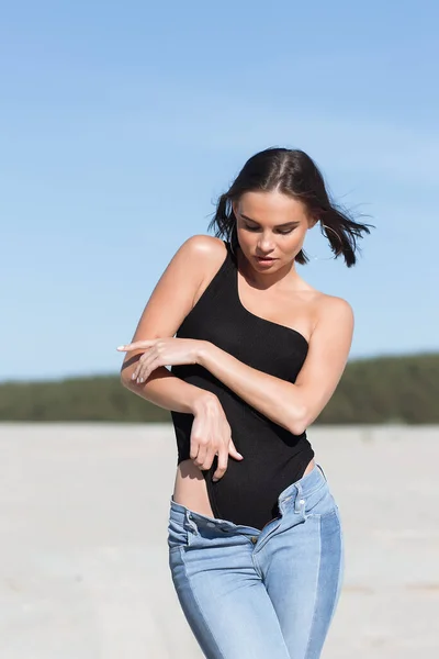 Slanke Vrouw Trendy Bodysuit Jeans Ontroerende Lichaam Terwijl Rusten Het — Stockfoto