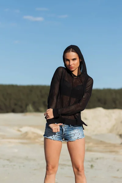 Mulher Linda Esbelta Calções Verão Jeans Capuz Preto Transparente Costa — Fotografia de Stock