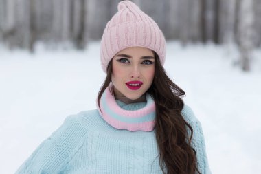 Kışın açık havada çekici bir genç kadın.