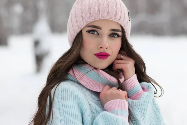 Aantrekkelijke Jonge Vrouw Winter Outdoor — Stockfoto