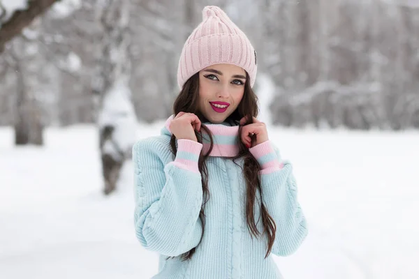 Jovem Mulher Atraente Inverno Livre — Fotografia de Stock