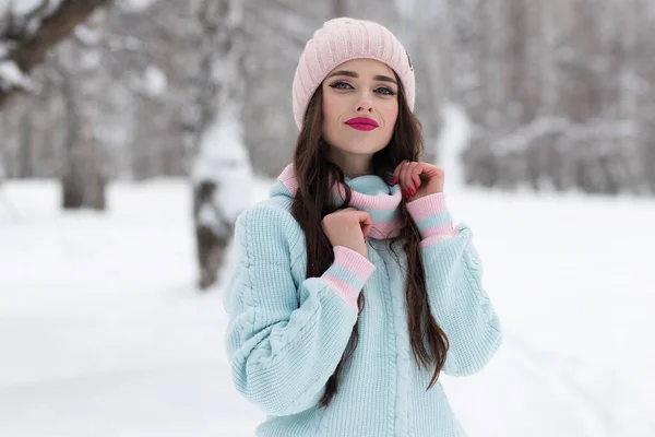 Atractiva Joven Mujer Invierno Aire Libre —  Fotos de Stock