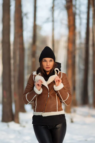 Wanita Memikat Mengenakan Jaket Kulit Domba Coklat Dengan Topi Dan — Stok Foto
