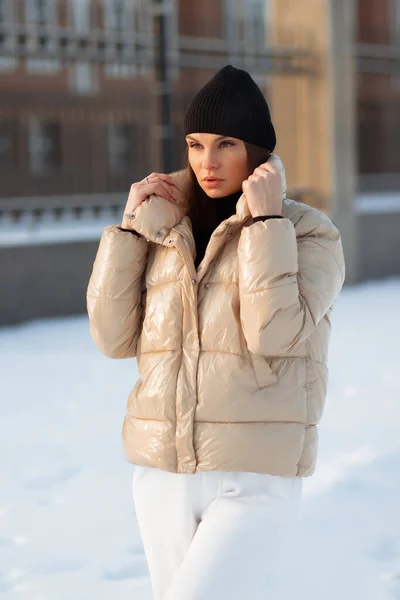 Femme Séduisante Portant Une Veste Peau Mouton Marron Avec Chapeau — Photo