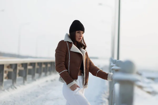 Alluring Woman Wearing Brown Sheepskin Jacket Hat Looking Camera Standing — Stock Photo, Image