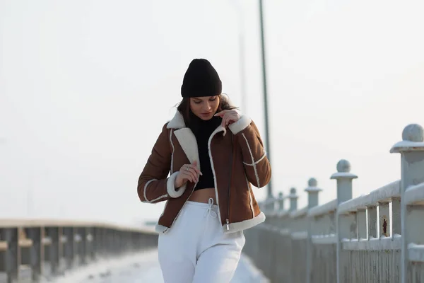 Femme Séduisante Portant Une Veste Peau Mouton Marron Avec Chapeau — Photo