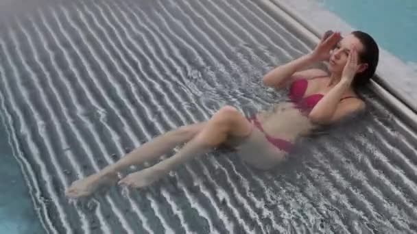 Mujer seductora descansando en la piscina — Vídeos de Stock