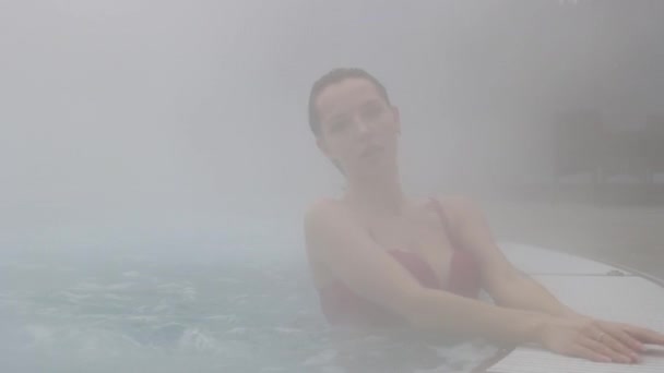 Sensual hembra en piscina caliente — Vídeo de stock
