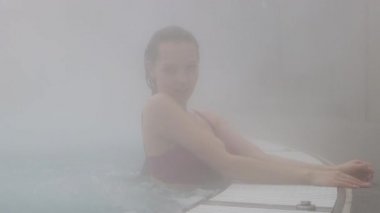 Ateşli havuzda şehvetli bir kadın