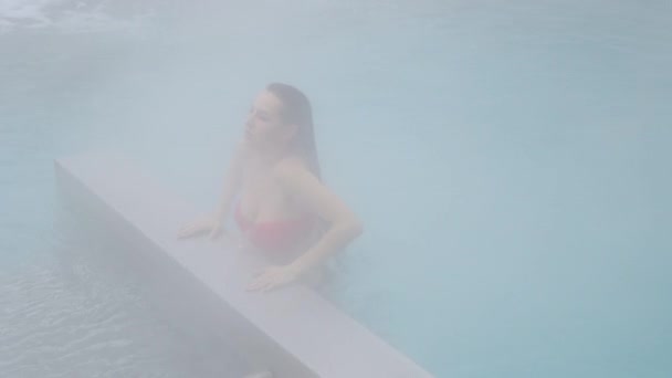 Sexy kobieta w Gorąca basen — Wideo stockowe