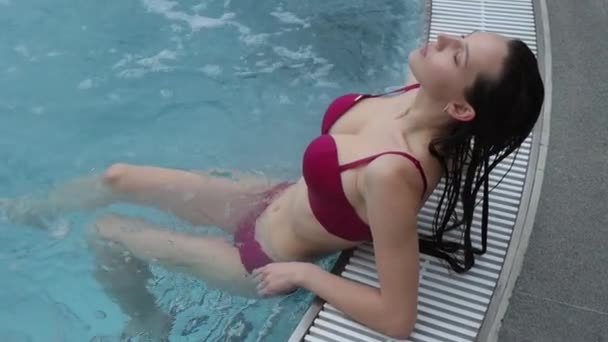 Séduisante femelle reposant dans la piscine — Video