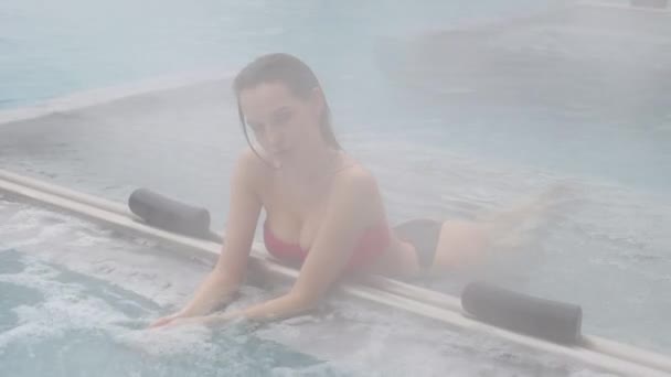 Sensuell kvinna kylning i varmt vatten — Stockvideo