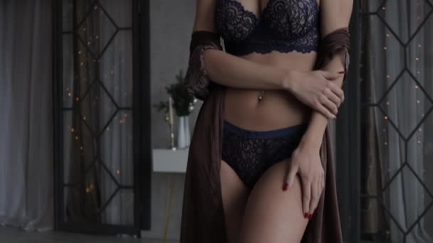 Krásná mladá dívka ukazuje její prsa — Stock video
